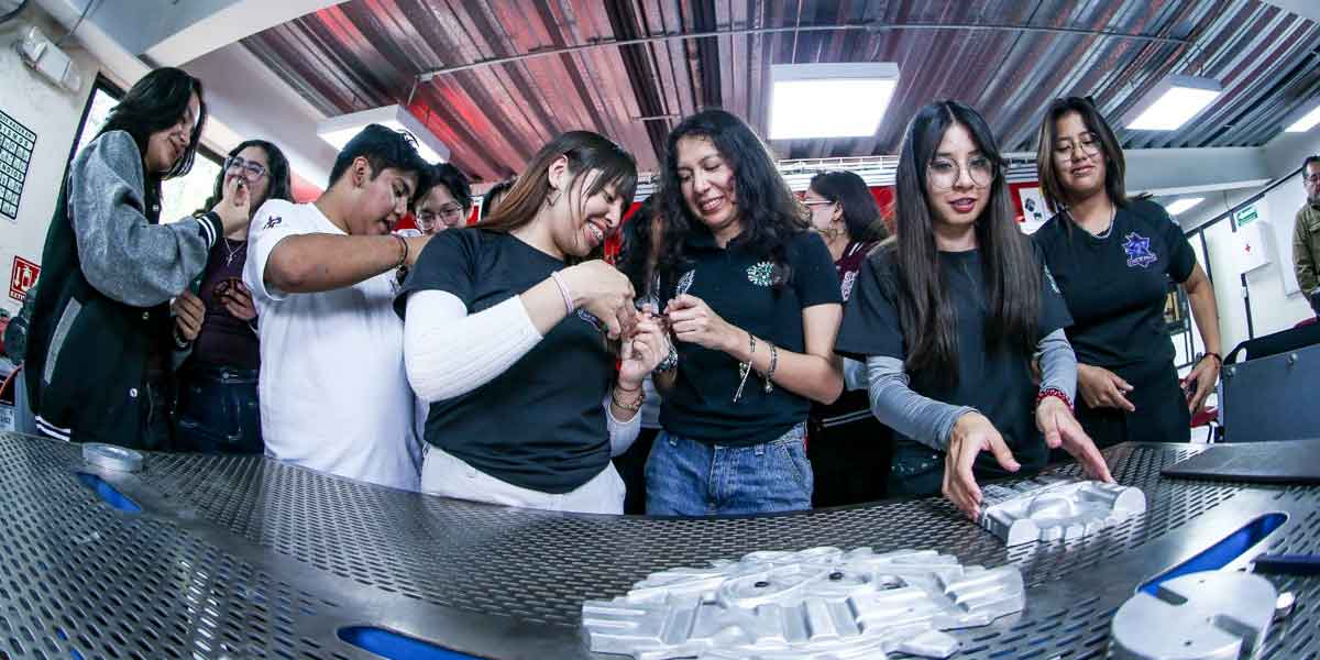 “Chicatanas” Robot Team Prepares for FutBotMx Robotics Cup