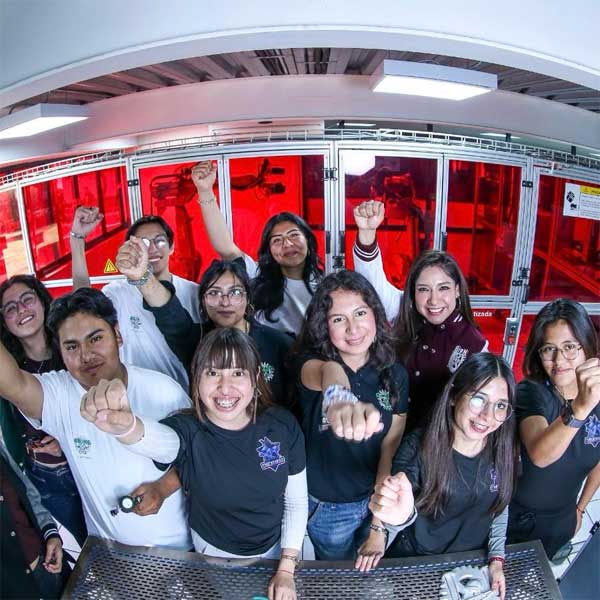 “Chicatanas” Robot Team Prepares for FutBotMx Robotics Cup