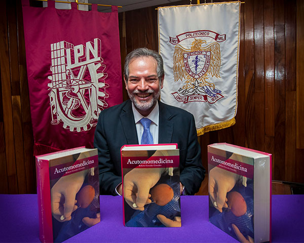 Presenta IPN el único libro de acutomomedicina en occidente