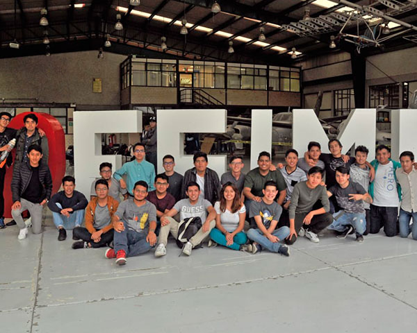 Jóvenes politécnicos miran hacia el espacio, ahí está el futuro tecnológico