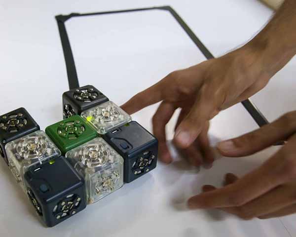 Dona al IPN inventor de Robots Cubelets 125 de sus creaciones