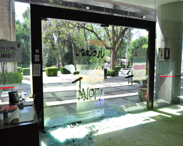 Irrumpen violentamente mujeres y hombres encapuchados en instalaciones de la dirección general del IPN