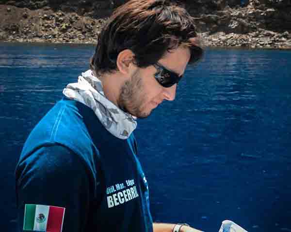 Expone estudiante politécnico obra fotográfica a favor de los tiburones en Europa 