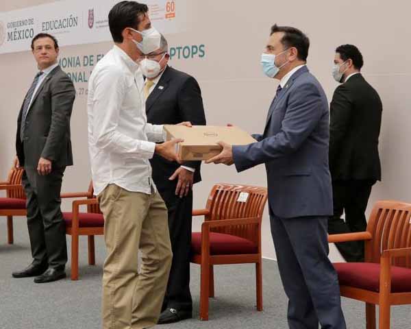 Entrega IPN laptops a docentes para fortalecer su labor académica