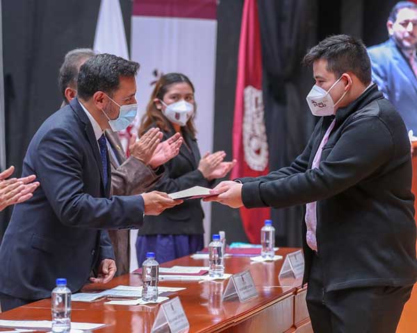 Galardona IPN a estudiantes con el más alto  rendimiento académico