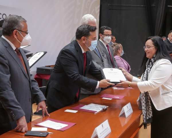  Reconoce IPN a 273 docentes y trabajadores por 30 y 50 años de servicio