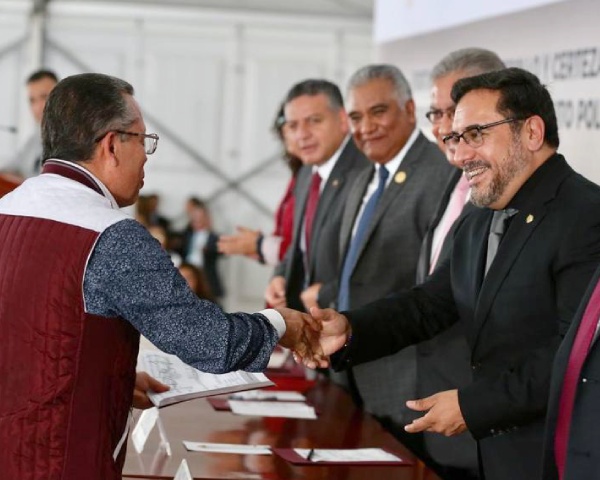 IPN y SNTE entregan constancia de basificación a 3 mil 956 docentes 