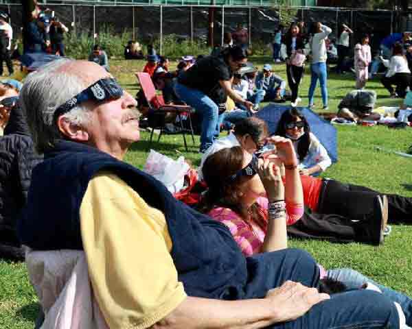 Acuden al IPN más de 5 mil personas a presenciar el eclipse anular solar en la Ciudad de México