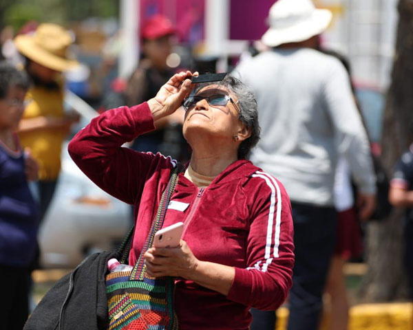 Acuden más de 2 mil personas al IPN para presenciar histórico eclipse total de Sol