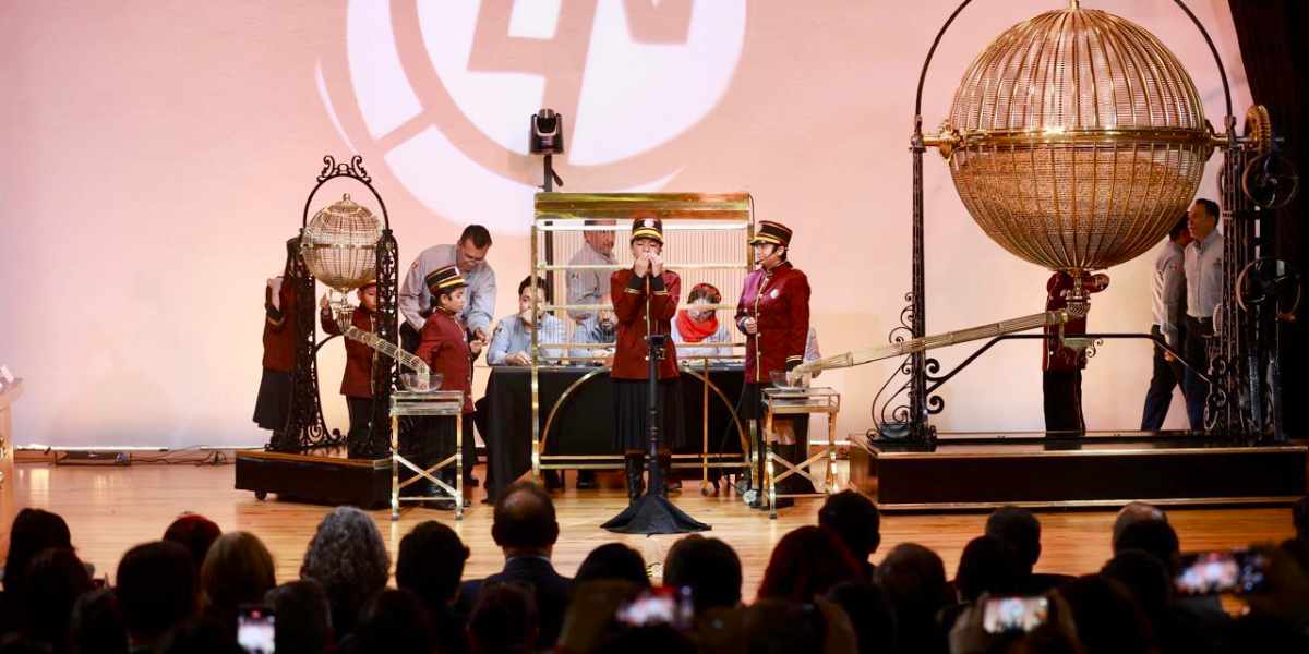 Realiza Lotería Nacional sorteo por los 90 años del IPN 