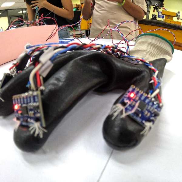 IPN Students Develop Glove That Converts Mexican Sign Language into Speech