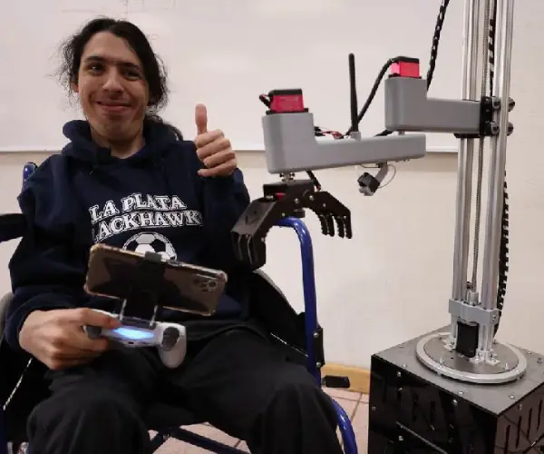 IPN Students Develop Assistive Robot for People with Disabilities