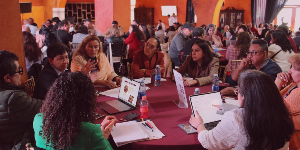 mesa de trabajo de investigadores