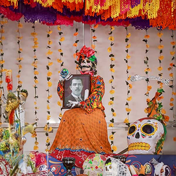 Politécnicos avivan con su llama la tradición del Día de Muertos