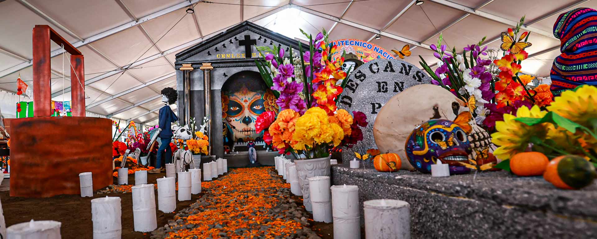 Politécnicos avivan con su llama la tradición del Día de Muertos
