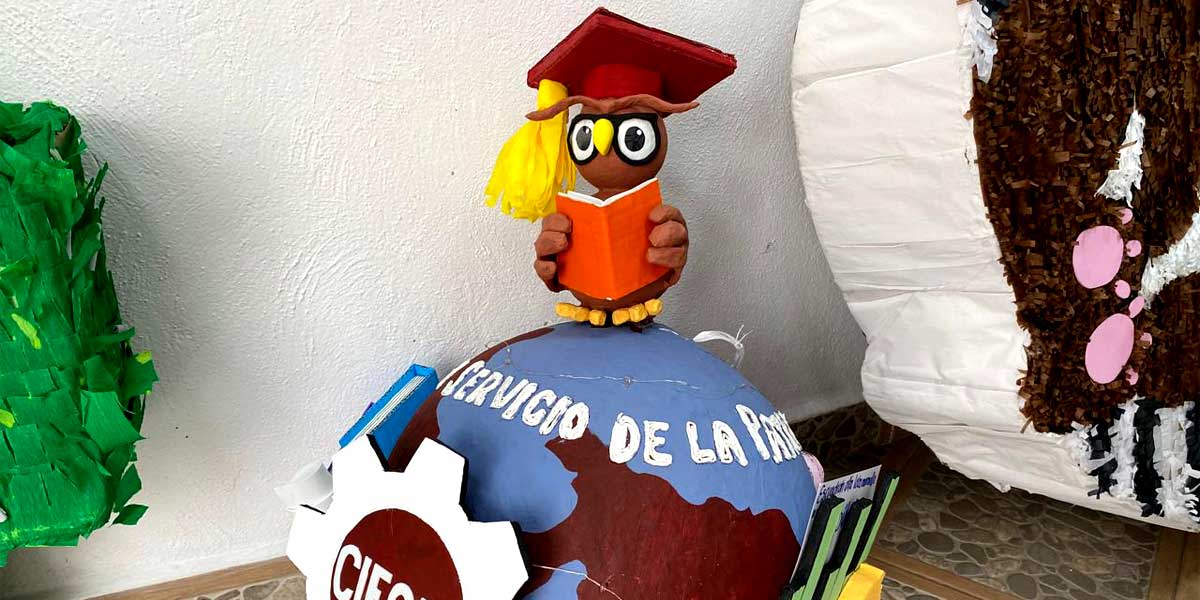 Celebran con piñatas El Día del Politécnico