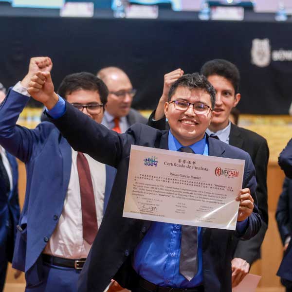 Reconocen a politécnicos que brillaron en China
