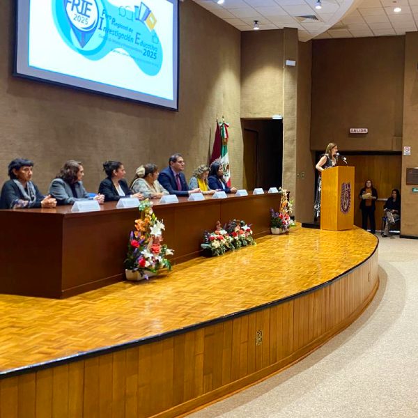 Expertos analizan los retos de la educación