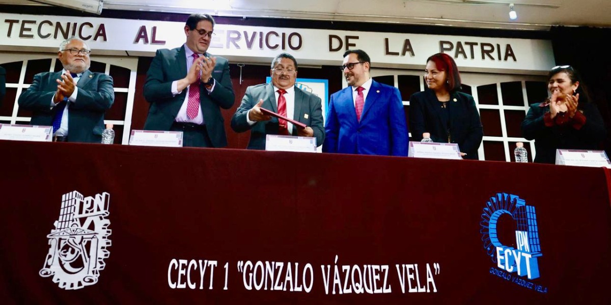 Rinde protesta nuevo director del CECyT 1