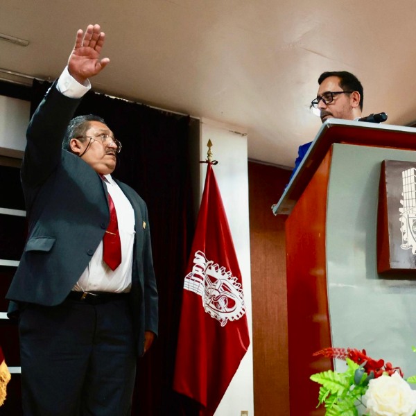 Rinde protesta nuevo director del CECyT 1