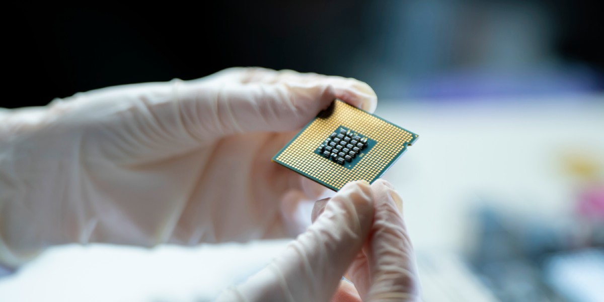 Reflexionan en Escuela de Verano fabricación de chips