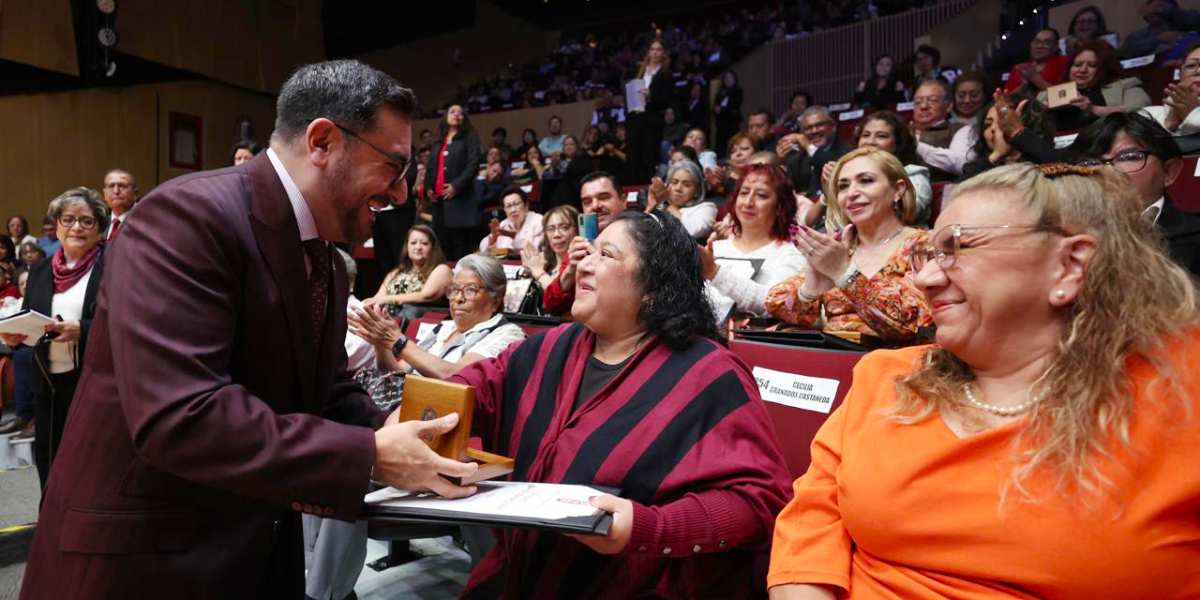 Distingue Arturo Reyes Sandoval a personal administrativo