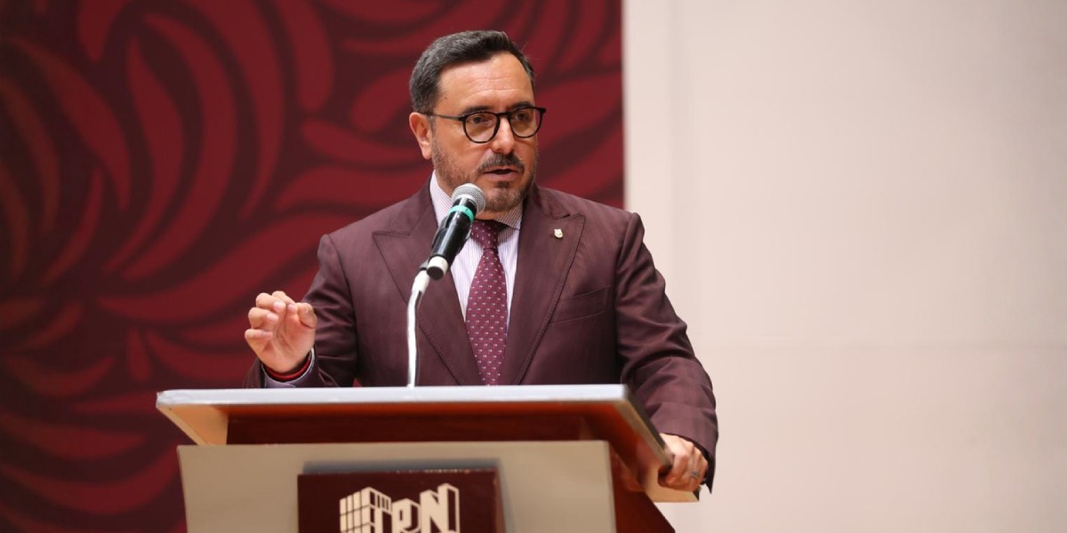 Distingue Arturo Reyes Sandoval a personal administrativo