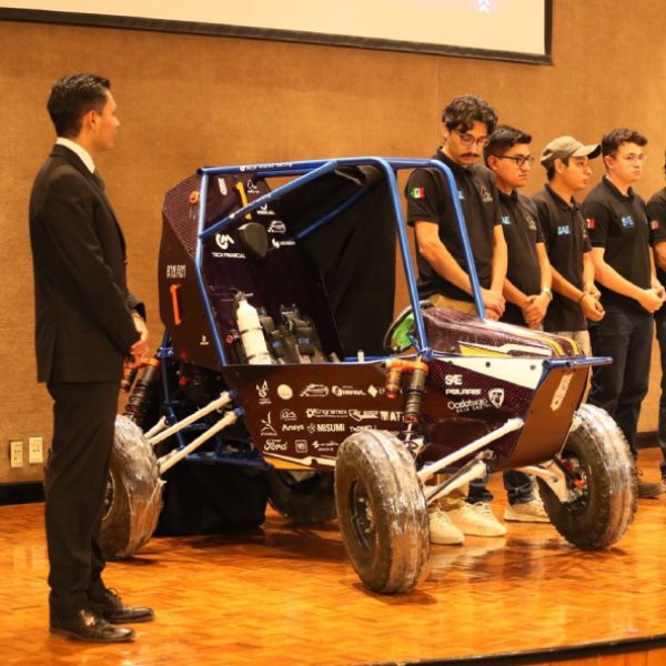 Presume nuevo vehículo escudería UPIITA