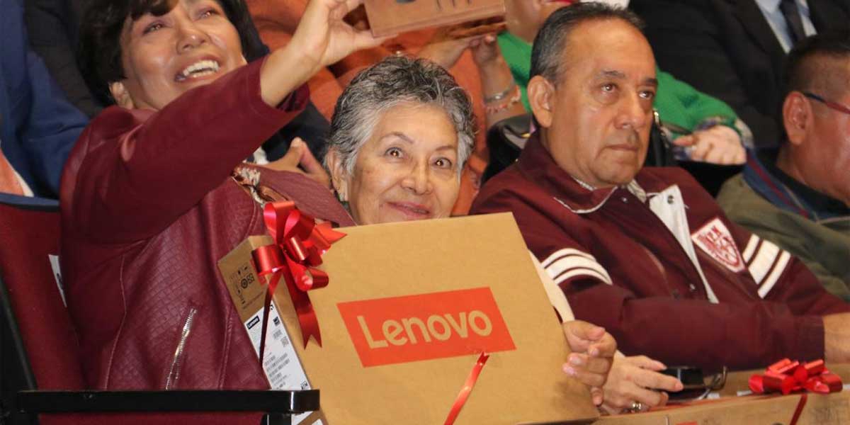 Entrega Reyes Sandoval laptops a personal académico