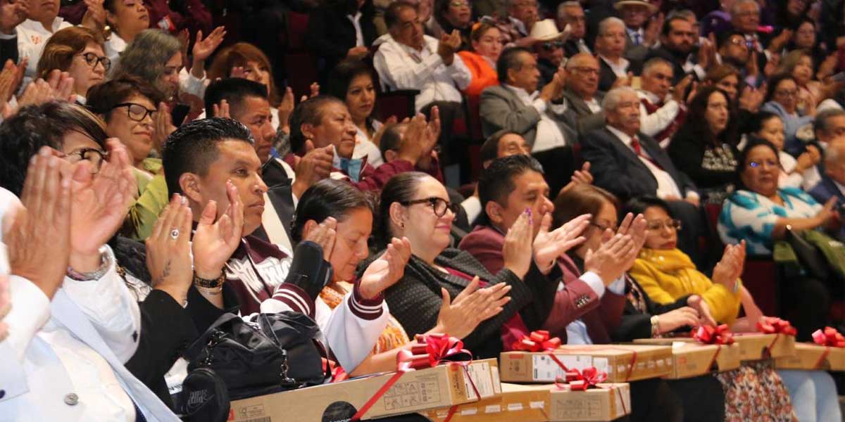 Entrega Reyes Sandoval laptops a personal académico