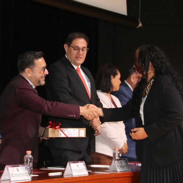 Entrega Reyes Sandoval laptops a personal académico