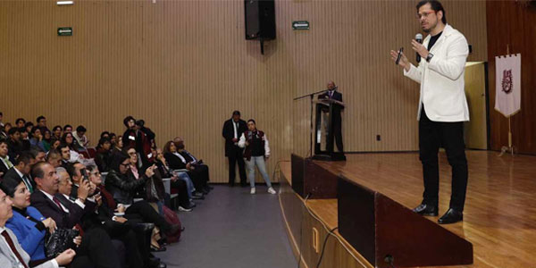 Da conferencia magistral CEO de Pepsico, egresado politécnico