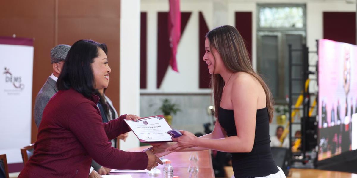 Dan presea “Ing. Bernardo Quintana Arrioja” a estudiantes destacados