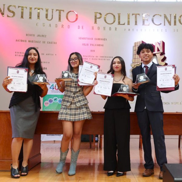 Dan presea “Ing. Bernardo Quintana Arrioja” a estudiantes destacados