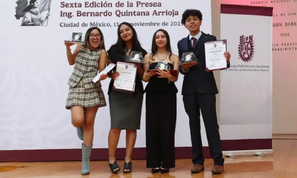 Dan presea “Ing. Bernardo Quintana Arrioja” a estudiantes destacados