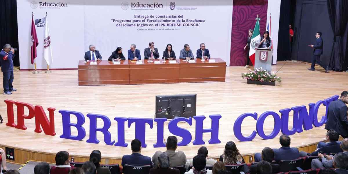 Dan a docentes constancias del British Council