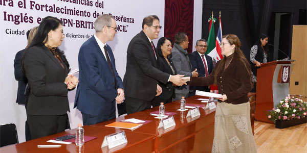 Dan a docentes constancias del British Council