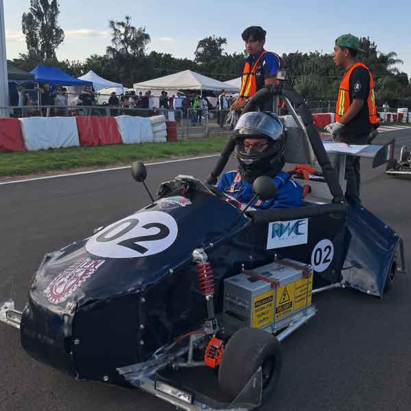 Destaca CECyT 2 con auto eléctrico en Electratón