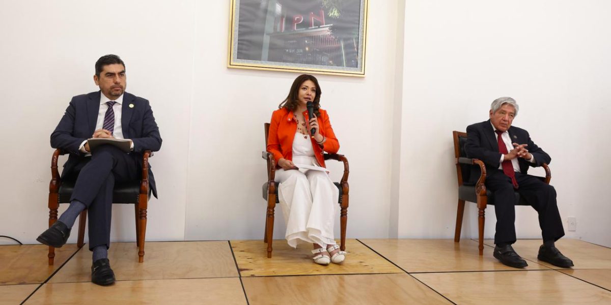 Inauguran Diplomado Guinda y Blanco