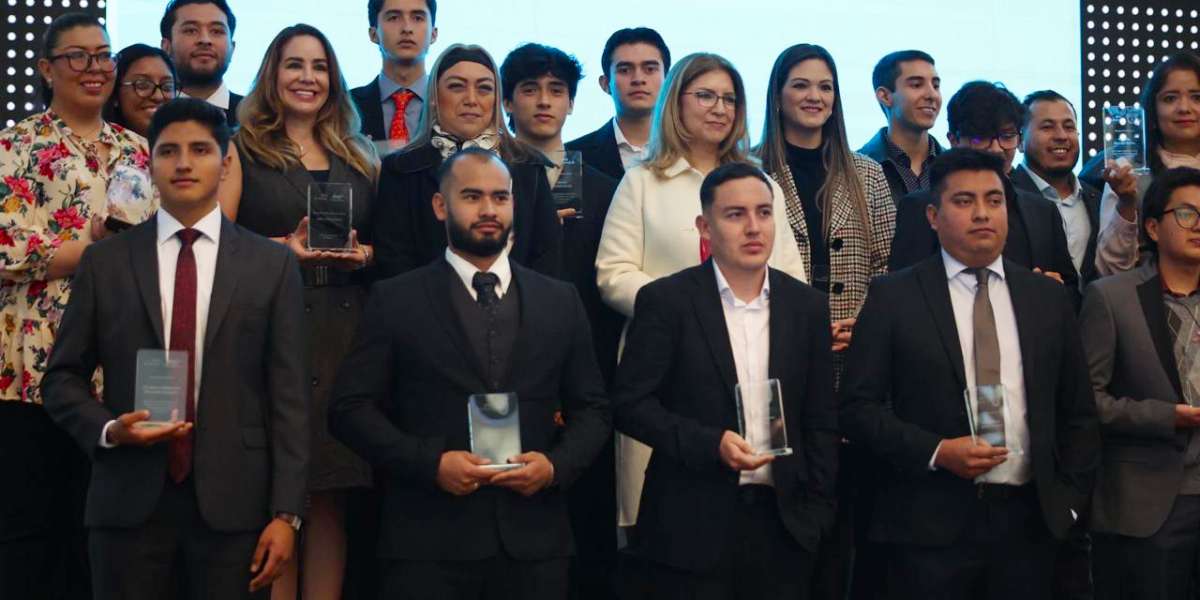 Premian a politécnicos ganadores del Reto Actinver