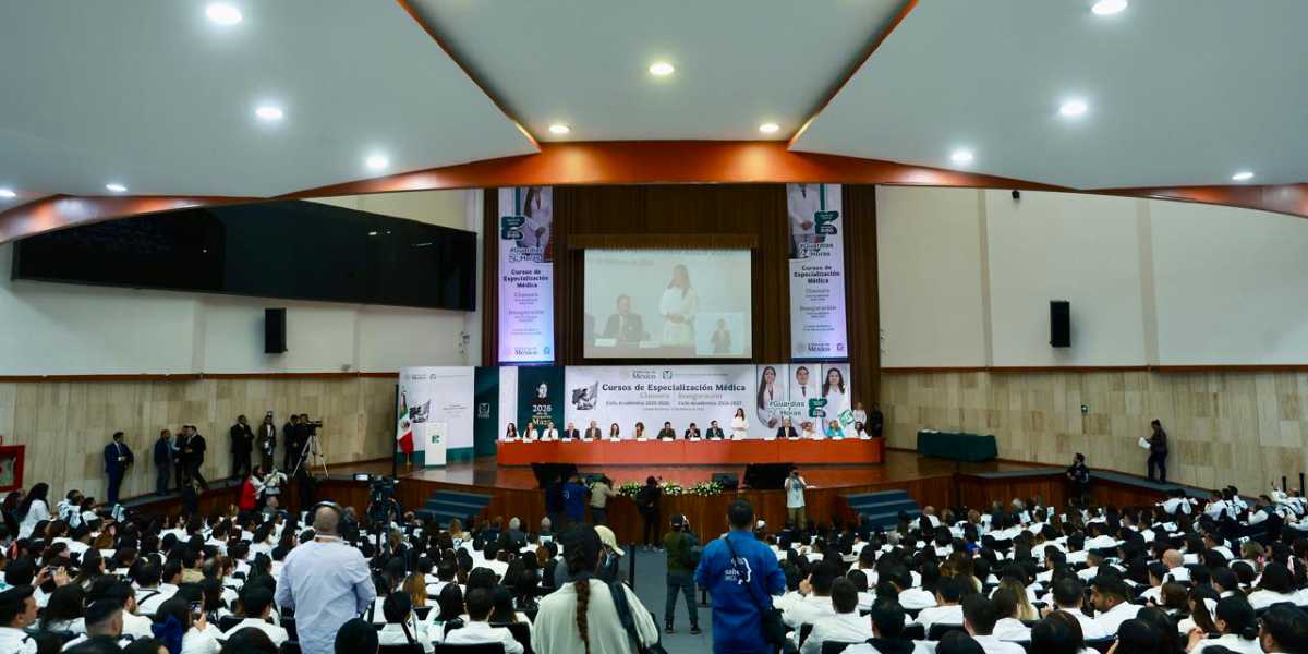 Estudiantes del IPN presentes en ceremonia del IMSS