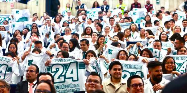 Estudiantes del IPN presentes en ceremonia del IMSS