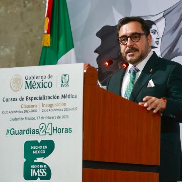 Estudiantes del IPN presentes en ceremonia del IMSS