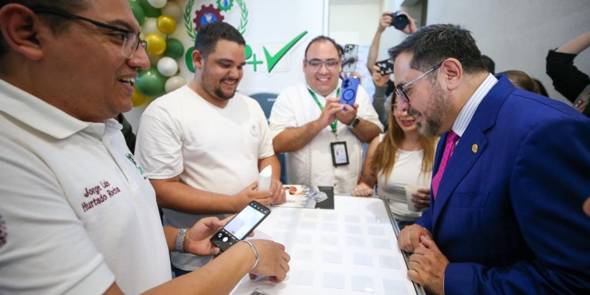 Abre Expo Posgrado oferta académica guinda y blanco
