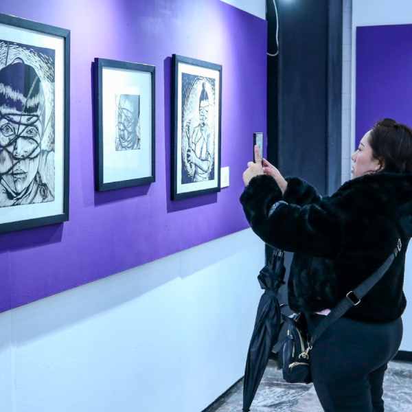 Lucen muestra gráfica en favor de las mujeres