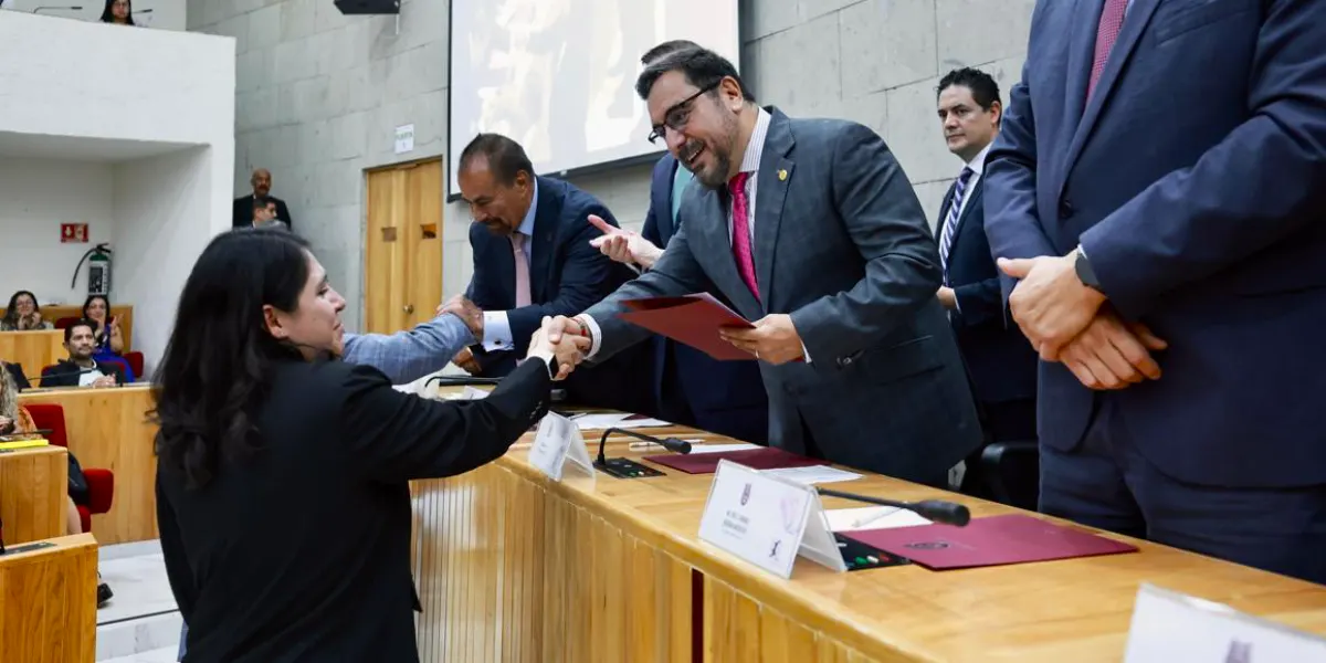 Entregan títulos a politécnicos que laboran en el Metro