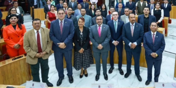 Entregan títulos a politécnicos que laboran en el Metro
