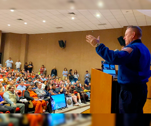 El astronauta que acumuló 464 días en el espacio y participó en misiones de la NASA