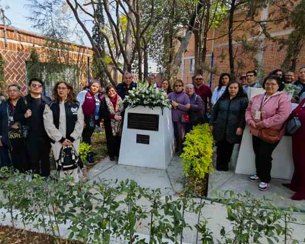 CECyT 14 visita tumba de Luis Enrique Erro