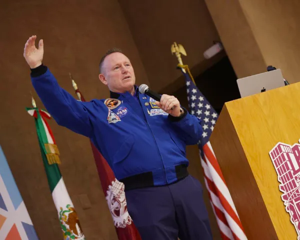 Aterriza en el Politécnico astronauta de la NASA